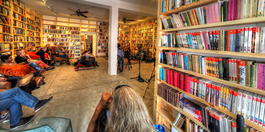 איתמר בק ופקידי הקבלה מצלמים לייב סשן בגולדמונד ספרים המחודש בשוק תלפיות בחיפה בשבת בצוהריים